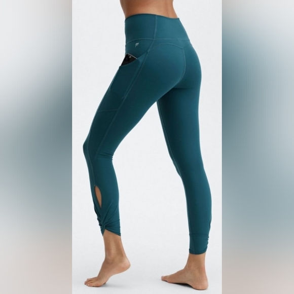 Fabletics Oasis High Waisted Twist 7/8 Leggings Midnight Wave Teal Activewear - Picture 10 of 12
